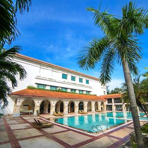 Waterfront Airport Hotel y Casino Mactan
